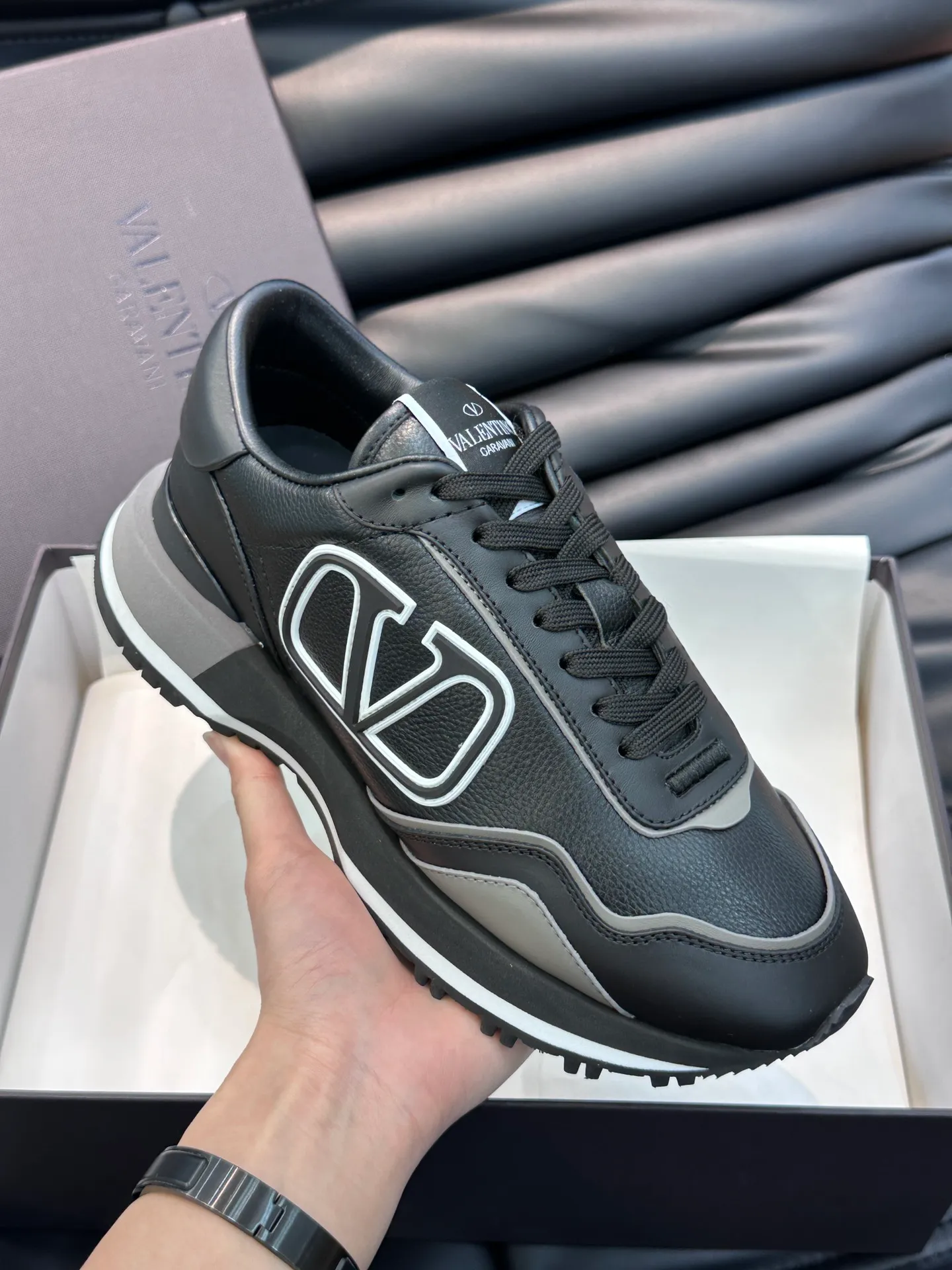 P540💰 Product trademark: VALENTINO "Valentino" Regular size: 38-44 [45 customized] Product material: Warren men's casual sports shoes, made of imported first-layer cowhide, with brand emblem on the tongue, rivet rubber outsole, non-slip, wear-resistant and shock-absorbing, cowhide lining foot pads, comfortable and breathable, with original box packaging equation bag!